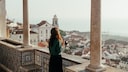 Frau genießt den Ausblick auf die Stadt