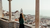 Frau genießt den Ausblick auf die Stadt