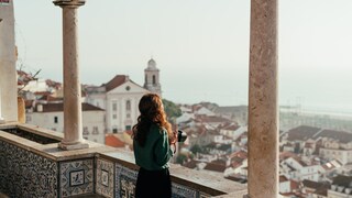 Frau genießt den Ausblick auf die Stadt