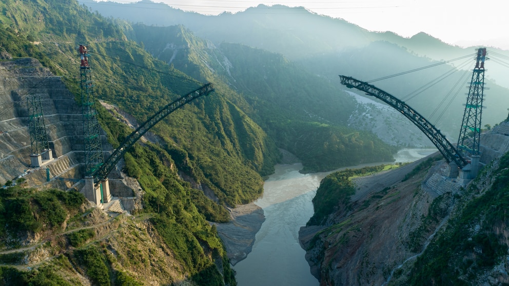 Mehr als 20 Jahre Arbeit stecken in der Chenab-Brücke.