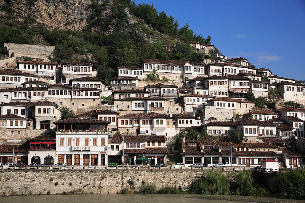 Die albanische Stadt Berat wird auch die „Stadt der tausend Fenster“ genannt. 