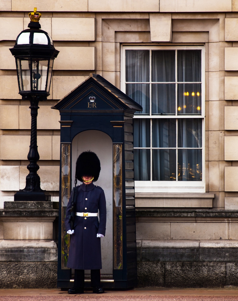 Ein Guard vor dem Buckingham Palace in London