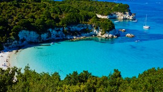 Wie ein riesiger Swimmingpool mit Booten darauf wirkt die Voutoumi-Bucht auf der Insel Antipaxos