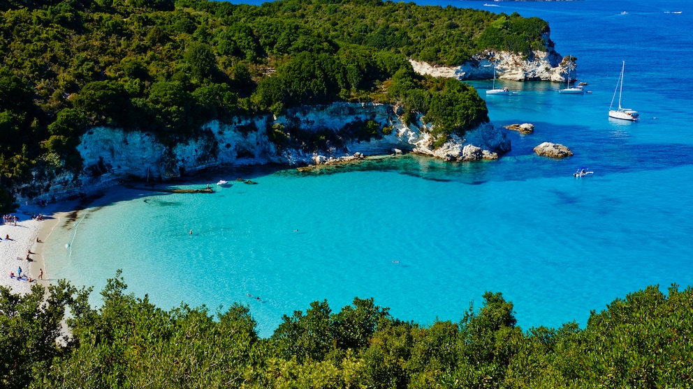 Wie ein riesiger Swimmingpool mit Booten darauf wirkt die Voutoumi-Bucht auf der Insel Antipaxos