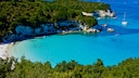Wie ein riesiger Swimmingpool mit Booten darauf wirkt die Voutoumi-Bucht auf der Insel Antipaxos