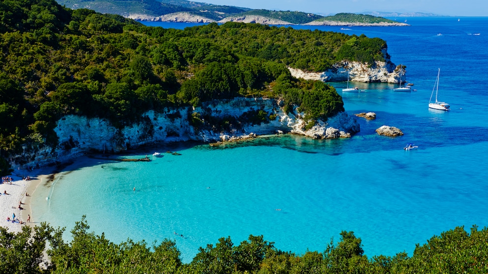 Wie ein riesiger Swimmingpool mit Booten darauf wirkt die Voutoumi-Bucht auf der Insel Antipaxos