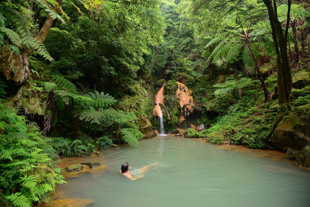 7. In den heißen Quellen auf den Azoren baden