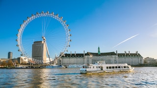 Blick auf das London Eye mit der Themse im Vordergrund