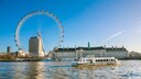 Blick auf das London Eye mit der Themse im Vordergrund