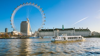 Blick auf das London Eye mit der Themse im Vordergrund