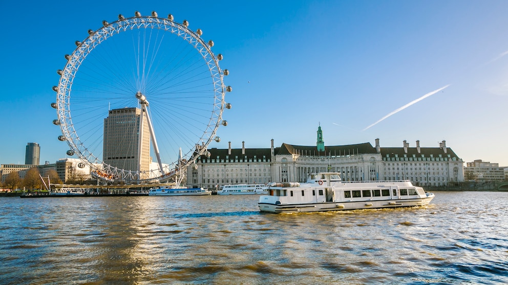 Blick auf das London Eye mit der Themse im Vordergrund