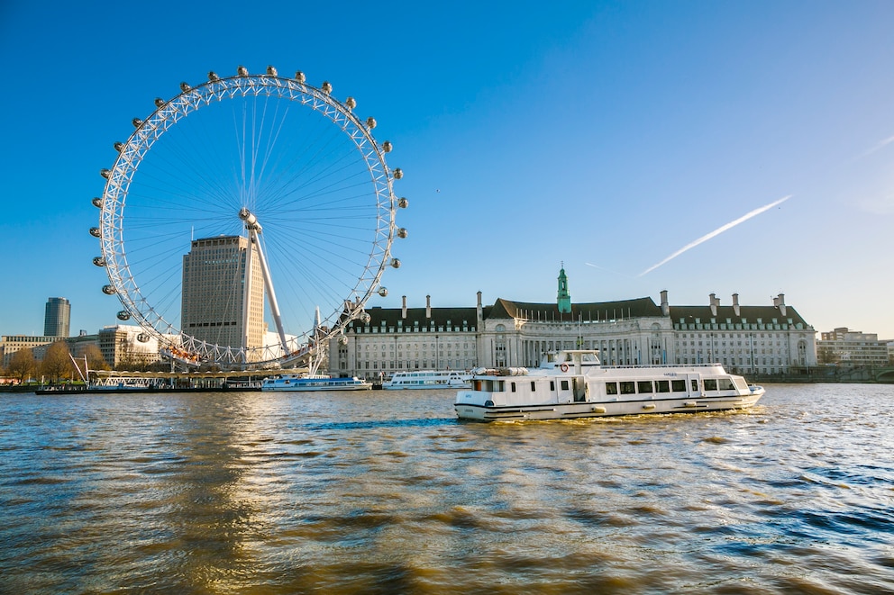 Blick auf das London Eye mit der Themse im Vordergrund