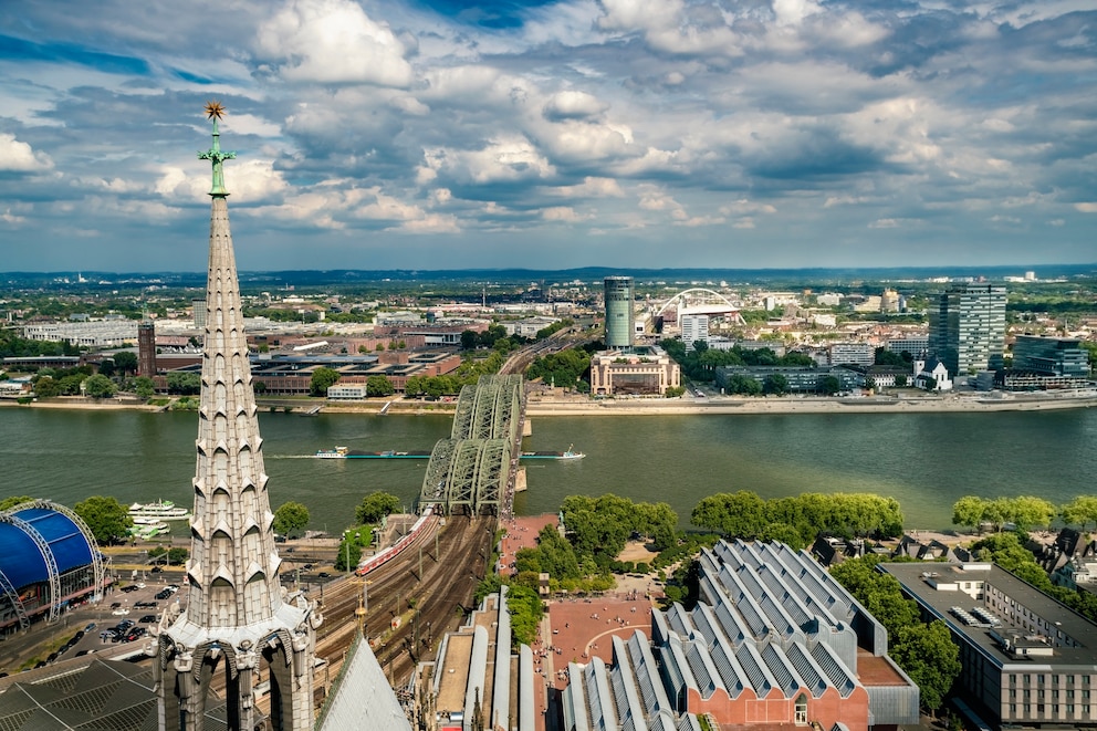 Aussicht vom Kölner Dom auf den Rhein und Deutz.