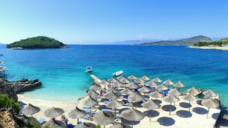Ksamil mit seinem klaren blauen Wasser ist einer der populärsten Strände an der Albanischen Riviera.