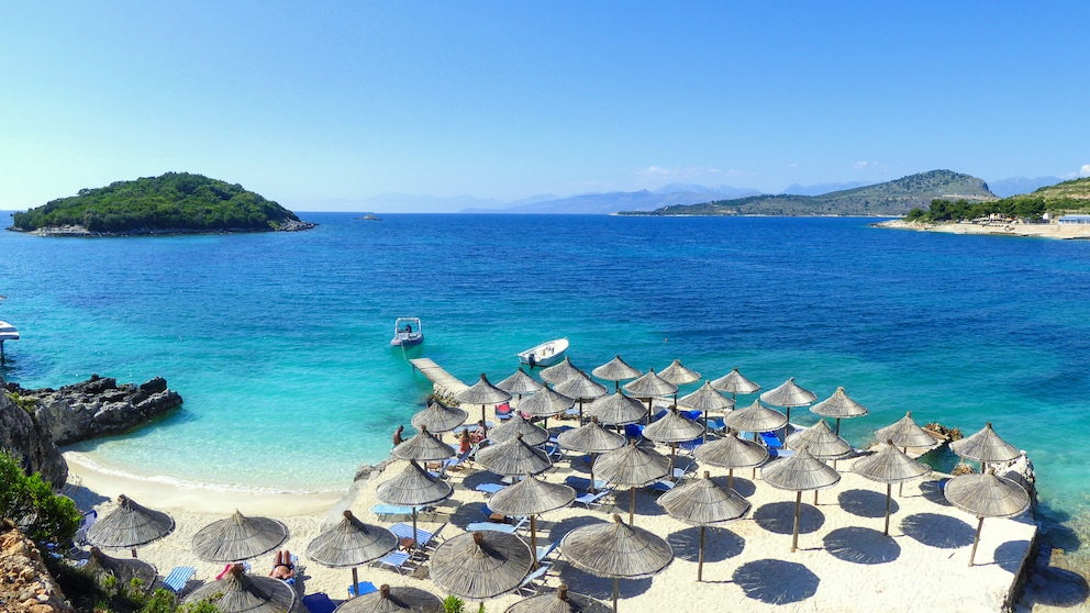 Ksamil mit seinem klaren blauen Wasser ist einer der populärsten Strände an der Albanischen Riviera.