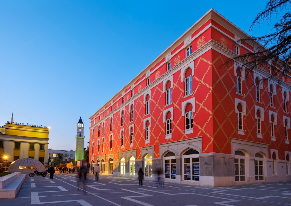 Das bunte Ministerium für Stadtentwicklung und Tourismus und der Uhrturm in Albaniens Hauptstadt Tirana.