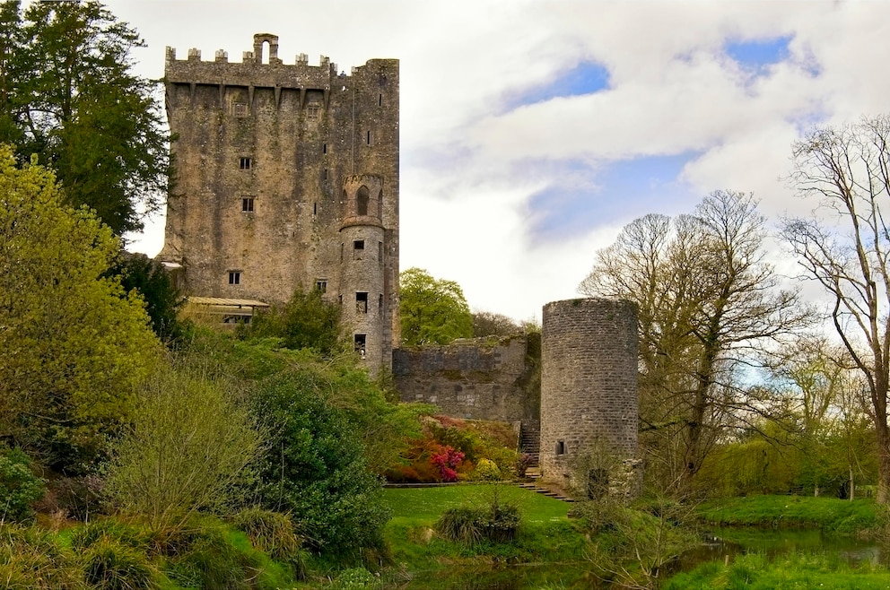 10. Blarney Castle –&nbsp;auf dem Gelände des Schlosses befindet sich der legendenumwobene Kalksteinblock Blarney Stone. Der Legende nach bekommen alle, die ihn Küssen, besondere Fähigkeiten verliehen. 