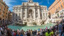 In Rom ist auch im Hochsommer, bei hohen Temperaturen, immer viel los – vor allem an berühmten Sightseeing-Hotspots wie dem Trevi-Brunnen. Doch die italienische Hauptstadt ist nicht der einzige Ort, der in der Hauptreisezeit ein Problem mit zu vielen Urlauber hat.