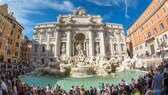 In Rom ist auch im Hochsommer, bei hohen Temperaturen, immer viel los – vor allem an berühmten Sightseeing-Hotspots wie dem Trevi-Brunnen. Doch die italienische Hauptstadt ist nicht der einzige Ort, der in der Hauptreisezeit ein Problem mit zu vielen Urlauber hat.