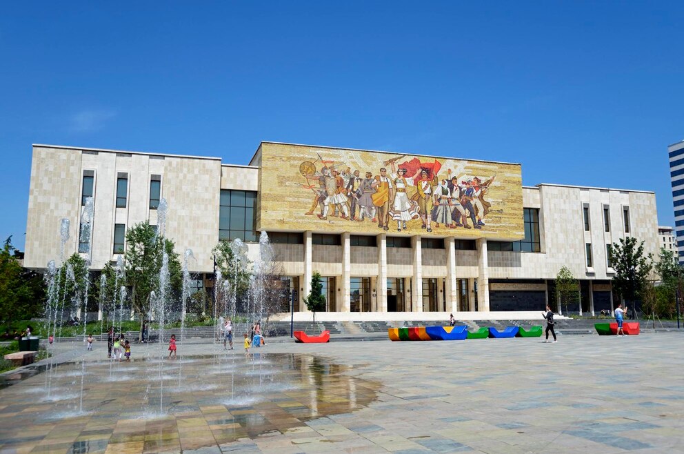 10. Das Historische Nationalmuseum liegt direkt am Skanderbeg-Platz in Tirana