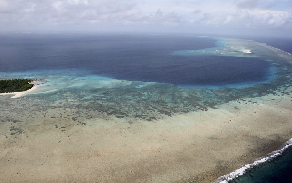 Die buchtenartige, dunkel gefärbte Meeresregion markiert den Ort, an dem die USA von 1946 bis 1958 eine Reihe von Wasserstoffbomben gezündet und Kernwaffentests durchgeführt haben. Das Bikini-Atoll ist bis heute aufgrund der Strahlung nicht bewohnbar