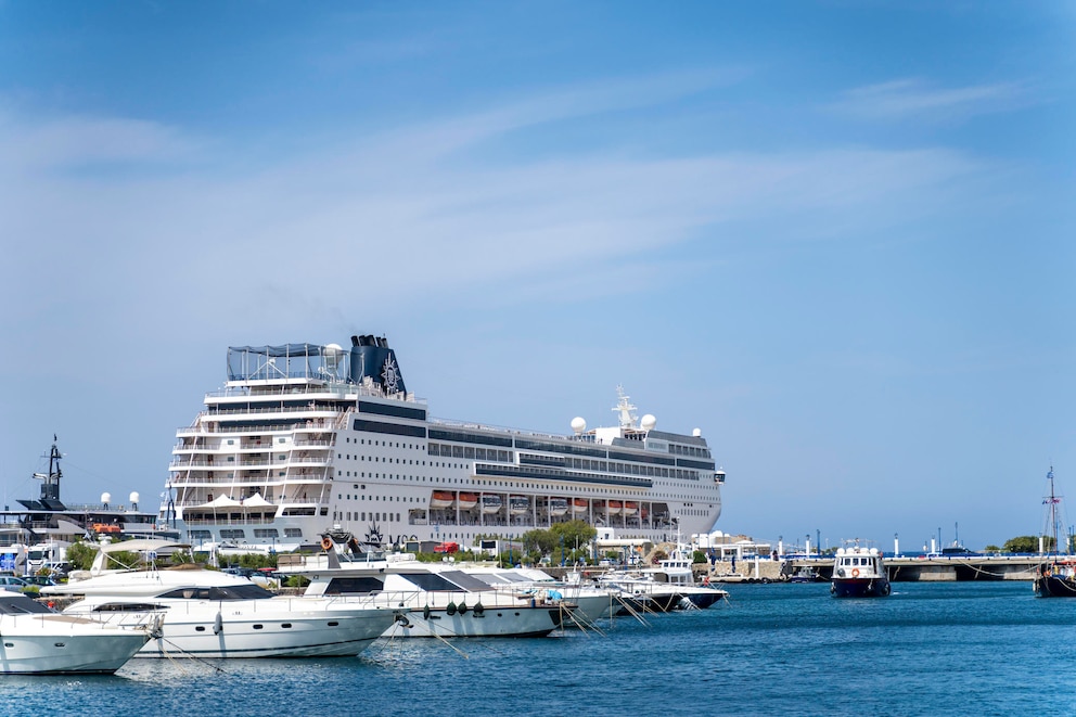 Das Kreuzfahrtschiff MSC Sinfonia im Hafen von Mykonos in Griechenland