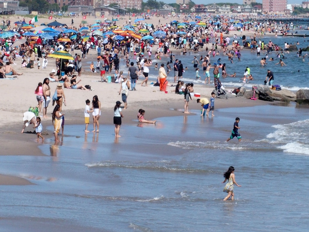 Nicht nur in Europa, auch auf der anderen Seite des Atlantiks sind die Strände gut besucht, wie dieses kürzlich aufgenommene Foto des New Yorker Strands auf Coney Island zeigt