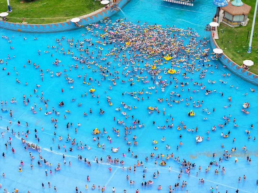 Gemütlich Bahnen ziehen? Das ist in diesem Schwimmbad im chinesischen Nanjing derzeit kaum möglich, wie diese Aufnahme vom 23. Juni zeigt