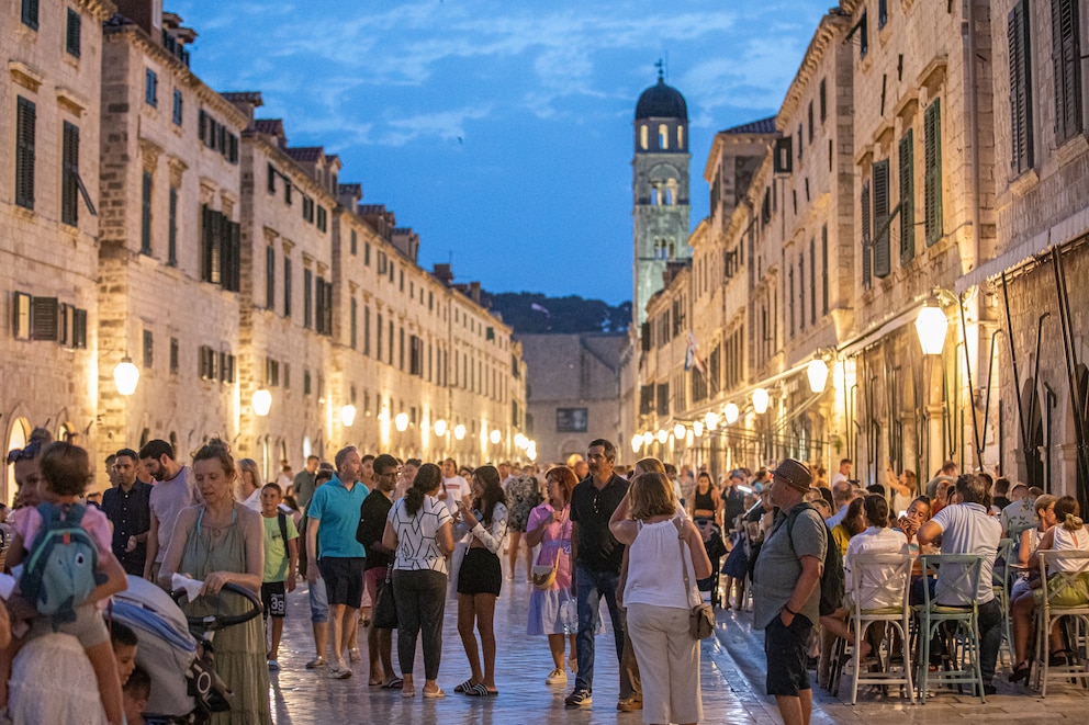 Die Altstadt von Dubrovnik ist generell beliebt. Normalerweise können Urlauber sich aber zumindest abends, wenn die Kreuzfahrtschiffe und Tagestouristen die Stadt verlassen haben, über etwas Ruhe freuen – doch aktuell, wie dieses Foto vom 23. Juni zeigt, wird es auch abends nicht leerer in der Stadt. 