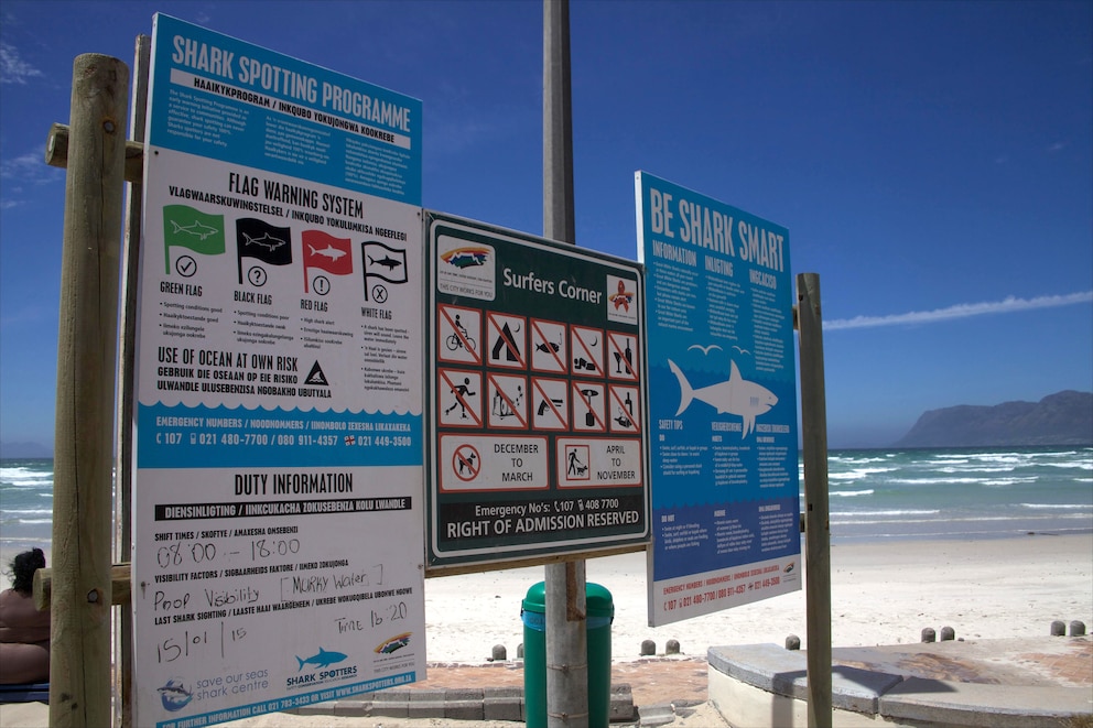 In Muizenberg, einem Vorort von Kapstadt, warnt ein Schild vor der Haigefahr im Wasser