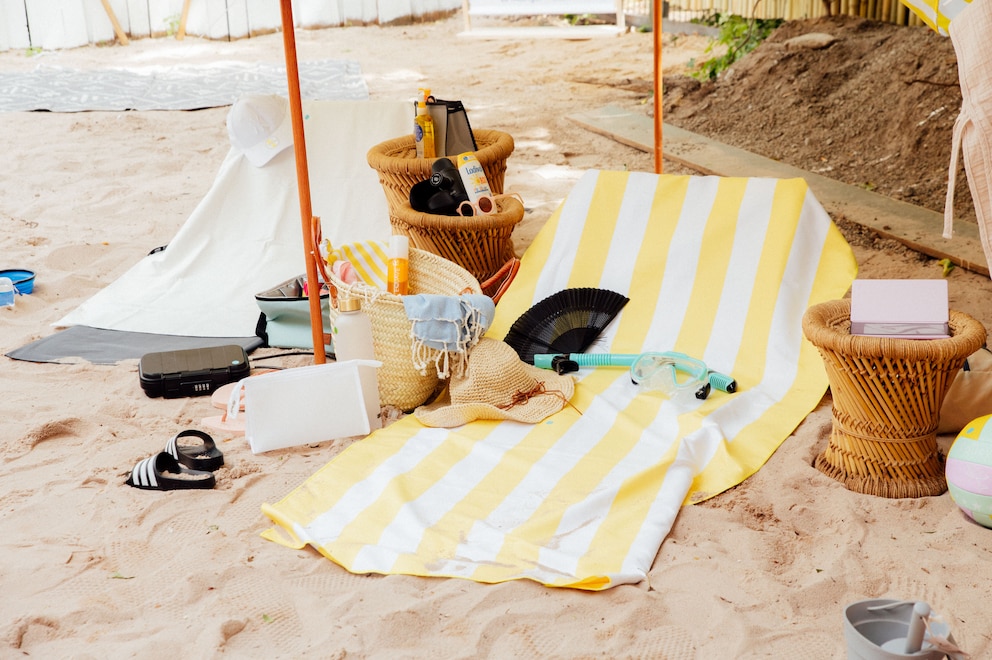 Zum perfekten Tag am Strand gehören auch Pflegeprodukte für Haut und Haar sowie ausreichender Sonnenschutz.