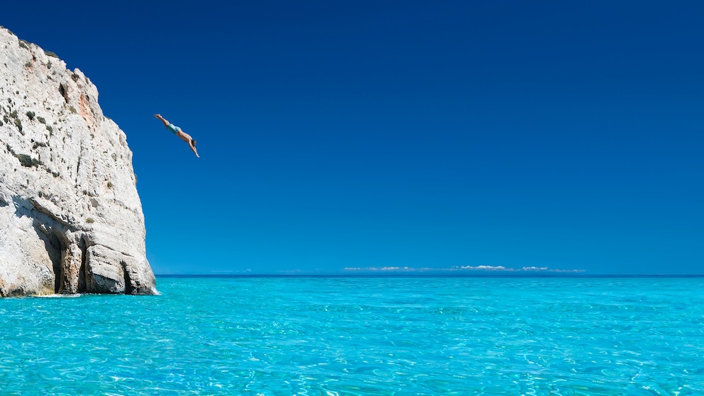 Atemberaubend! Das Meer glitzert an Griechenlands Küste und lädt zum Baden und Sonnetanken ein.