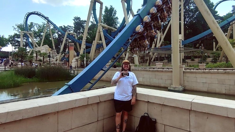 Fabian im Freizeitpark Parc Asterix in Frankreich, nachdem er erfolgreich die „Oziris“ (im Hintergrund zu sehen) gefahren ist – seine 200. Achterbahn