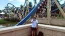 Fabian im Freizeitpark Parc Asterix in Frankreich, nachdem er erfolgreich die „Oziris“ (im Hintergrund zu sehen) gefahren ist – seine 200. Achterbahn