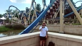 Fabian im Freizeitpark Parc Asterix in Frankreich, nachdem er erfolgreich die „Oziris“ (im Hintergrund zu sehen) gefahren ist – seine 200. Achterbahn