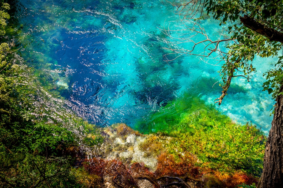 2. Die Karstquelle Syri i Kaltër (z. Dts. Blaues Auge) ist ein mehr als 50 Meter tiefer Naturpool im Gebirge Mali i Gjerë in Saranda