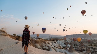 Heißluftballons steigen in die Luft in Kappadokien