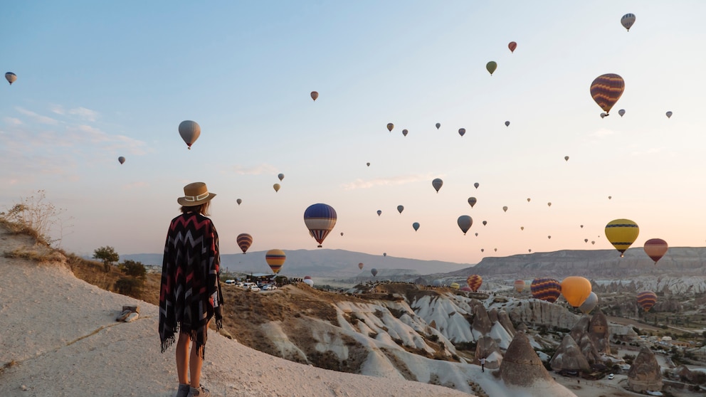Heißluftballons steigen in die Luft in Kappadokien