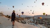 Heißluftballons steigen in die Luft in Kappadokien