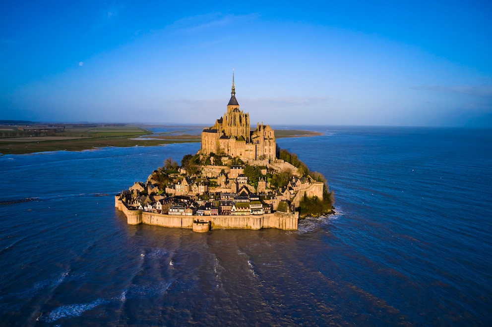 Bei Flut wird Mont-Saint-Michel zum Kloster im Meer.