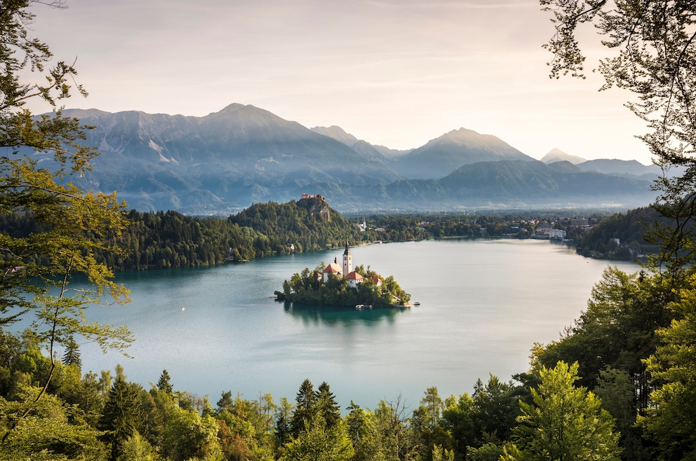 1. Bleder See – auf und an dem malerischen See im Nordwesten Sloweniens finden Besucher die Insel Blejski Otok, die Burg und die Gemeinde Bled 