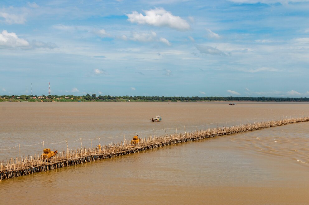 9. In Kampong Cham über die größte Bambusbrücke der Welt laufen