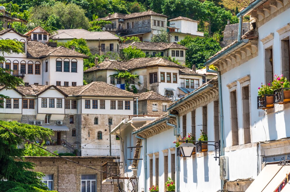 3. Die UNESCO-Weltkulturerbe-Stätten Berat und Gjirokastra besuchen.