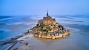 Der Klosterberg Mont-Saint-Michel in Frankreichs Normandie gehört zum UNESCO-Welterbe und ist eine beliebte Touristen-Attraktion.