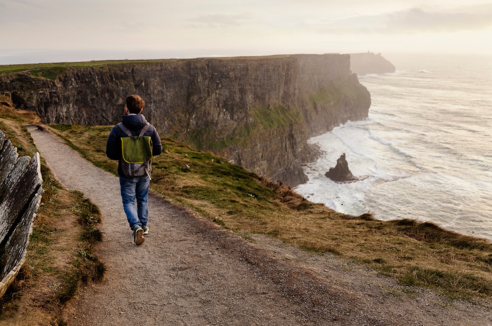 1. The Cliffs of Moher bestaunen und dort spazieren gehen