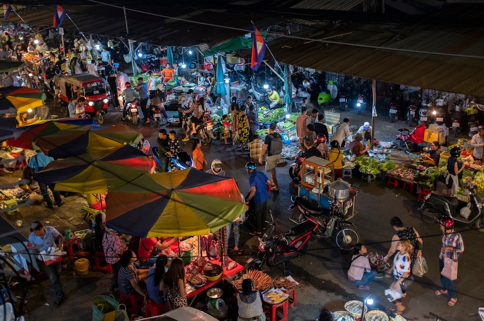 7. Snacks, Delikatessen und Eis auf dem Nachtmarkt in Phnom Penh probieren