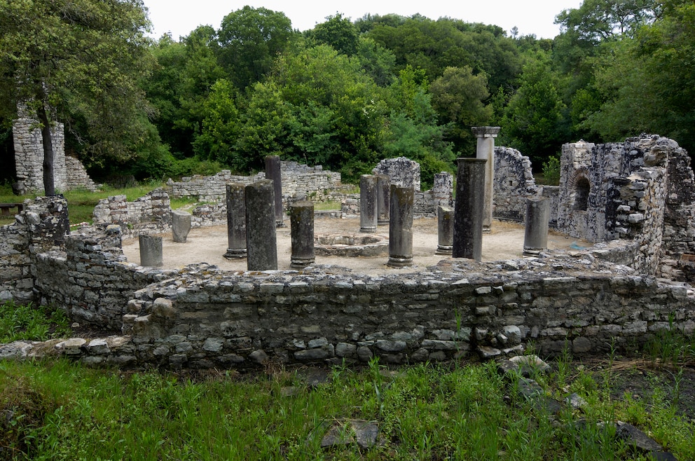 9. In die Balkangeschichte in der Ruinenstadt Butrint, ebenfalls UNESCO-Weltkulturerbe, eintauchen und zahlreiche Amphitheater, Festungs- und Burgruinen besuchen.