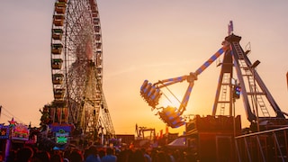 Freizeitpark mit Riesenrad und anderen Attraktionen.