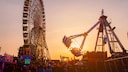 Freizeitpark mit Riesenrad und anderen Attraktionen.