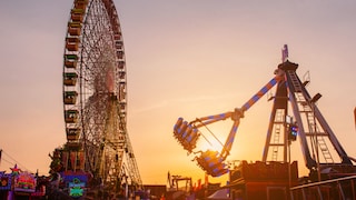 Freizeitpark mit Riesenrad und anderen Attraktionen.